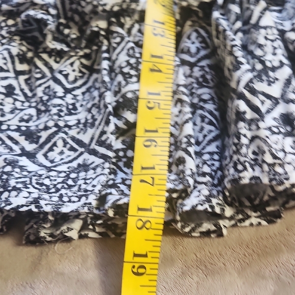 Black and White Patterned Women's Skirt With Comfort And Style All In One! - Picture 5 of 8